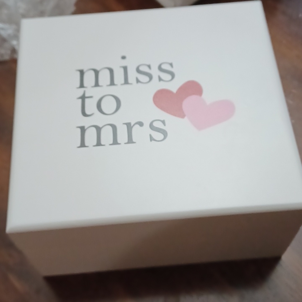 - - White jewelry  box